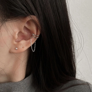 Nahaufnahme der zweilagigen s925 Silber-Ohrklemme mit feiner Kette und Zirkonia-Stecker