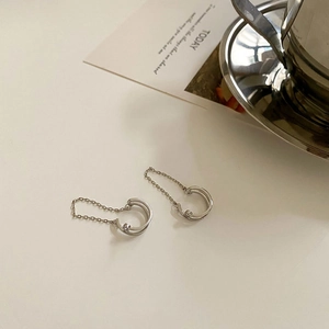 Detailaufnahme von s925 Silber Doppel-Ohrklemme mit Kettentassel und Zirkon-Akzent