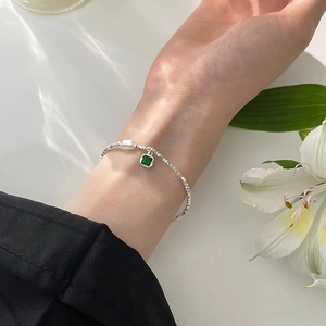 Collana in argento S925 con gemma verde e perla bianca sul polso