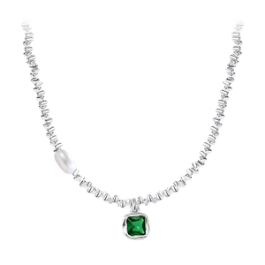 Elegante collana in argento S925 con perle d'argento, una perla e ciondolo gemma verde