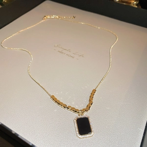 Collier doré élégant avec pendentif rectangulaire noir et bordure sertie de cristaux