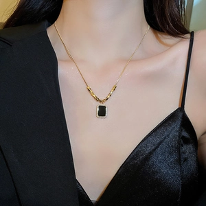 Collier À Pendentif Cuivre Plaqué Or Avec Pierre Rectangulaire Noire Et Strass Blancs Chaîne De Clavicule Pour Femmes
