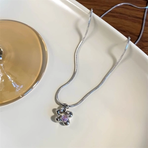 Collier chaîne serpent argentée avec pendentif fleur évidée et zircon rose chic