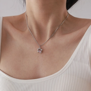 Collier chic fleur évidée en argent avec pendentif zircon rose sur chaîne serpent fine