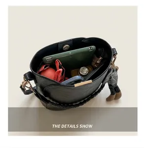 Vue intérieure du sac seau noir en cuir avec grande capacité pour iPad et accessoires