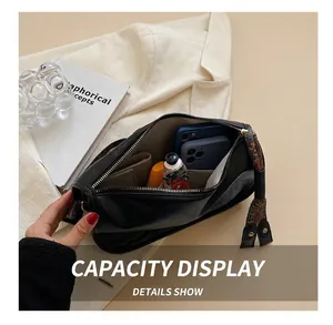 Vue intérieure du sac en cuir PU noir montrant la capacité pour téléphones et cosmétiques