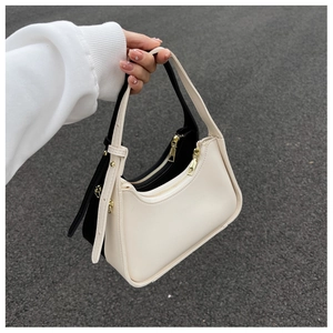Detailansicht hochwertiger Leder-Hobo-Taschen in Schwarz und Creme mit Gold-Reißverschluss