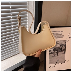 Detailansicht der Hobo-Bag aus cremefarbenem PU-Leder mit verstellbarem Gurt