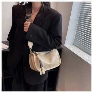 Sac bandoulière beige avec bandoulière tissée bohème colorée et pendentif à glands
