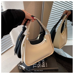 Detaillierte Nahaufnahme einer Hobo-Schultertasche mit Metallreißverschluss und Riemen