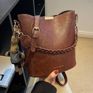 Sac Seau en Cuir PU Vintage pour Femmes Mode Poignée Tressée Sac Bandoulière Avec Pendentif Lapin Sac à Main Quotidien