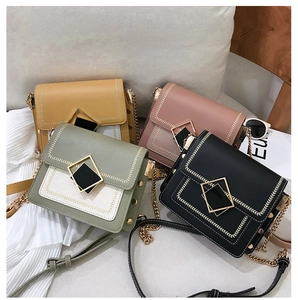 Détail de quatre sacs carrés colorés avec bords tissés et boucles métalliques carrées