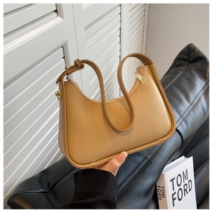 Detail der kamelbraunen Hobo-Tasche mit Mondform und goldenen Metallbeschlägen