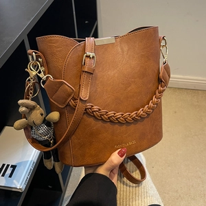 Sac seau vintage marron en similicuir avec poignée tressée et breloque lapin mignon
