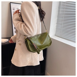 Détail du sac hobo vert vintage avec tirette de fermeture en tissu tissé de style ethnique