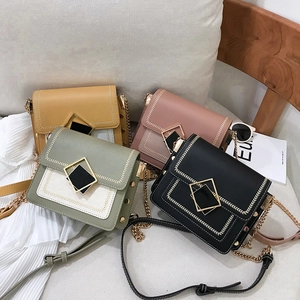 Sac bandoulière chic en cuir pour femme avec boucle métal et chaîne en plusieurs couleurs
