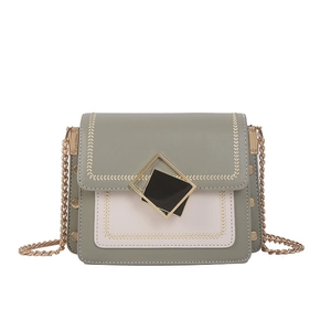 Sac bandoulière vert sauge et crème avec chaîne dorée et fermoir géométrique chic
