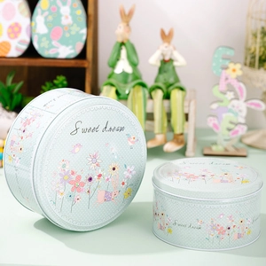 Gros plan de boîtes de Pâques en fer avec motifs lapins sur une étagère en bois