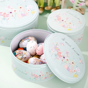 Vue détaillée des boîtes de rangement de Pâques en fer-blanc avec motifs de lapins