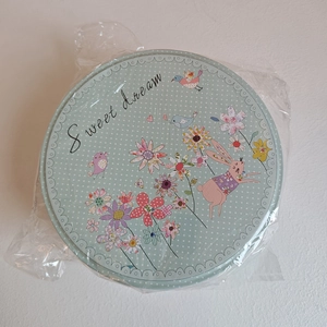 Vue détaillée de dessus d'une boîte de Pâques ronde en métal avec motifs de lapin