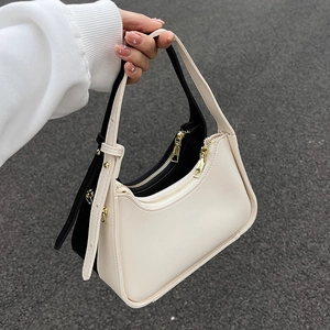 Minimalistische cremeweiße Hobo-Tasche mit glatter Lederstruktur und verstellbarem Gurt
