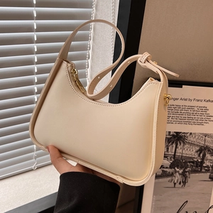 Elegante cremeweiße halbmondförmige Schultertasche im minimalistischen französischen Stil