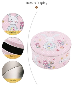 Vue macro détaillée de la boîte de Pâques à pois roses avec intérieur en métal poli