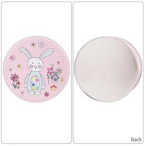 Vues détaillées recto et verso d'une boîte en fer rose à pois lapin de Pâques avec fleurs