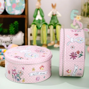 Détail de la boîte en fer blanc rose à pois avec lapin mignon et texte NICE dream décoré