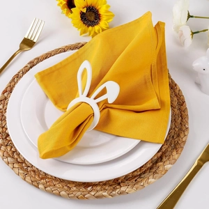 Rond de serviette oreilles de lapin blanc minimaliste avec serviette en tissu jaune