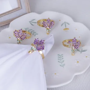 Détail des ronds de serviette lavande avec cristaux violets sur un anneau doré