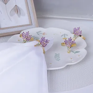 Détail de quatre ronds de serviette lavande avec cristaux violets sur base dorée