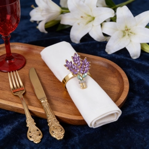 Détail du rond de serviette lavande violette avec cristaux sur lin blanc et décor chic
