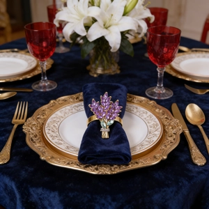 Rond de serviette épi de blé violet sur base dorée avec décor de table chic