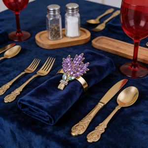 Rond de serviette doré aux cristaux violets sur serviette en velours bleu foncé