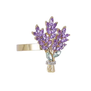 Rond de serviette doré avec strass épi de blé violets et gemmes vertes sur fond blanc