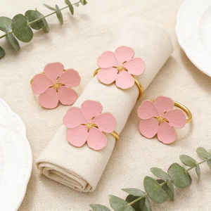 Set di quattro portatovaglioli a fiore rosa in lega di zinco dorata per decorazione tavola