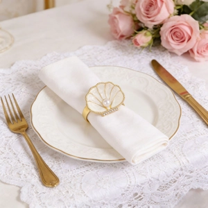 Détail du rond de serviette en forme de coquillage avec perles pour décoration de mariage