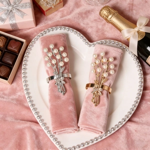 Elegante portatovagliolo con perle e strass per decorazioni romantiche da tavola