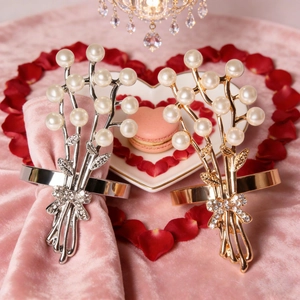 Portatovaglioli eleganti con rose di perle e fiocchi di strass per tavoli romantici