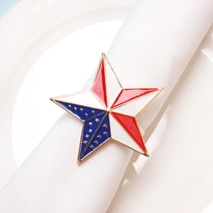 Vista macro del servilletero de estrella patriótica con esmalte rojo blanco y azul fino