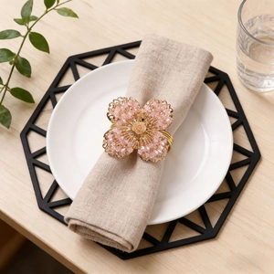 Serviettenring mit rosa Kristallperlen Kleeblatt und Rose auf goldenem Metallring