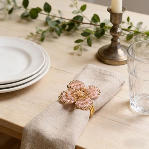 Serviettenring mit rosa Perlen-Kleeblatt, Rose und Goldband auf Leinenservietten
