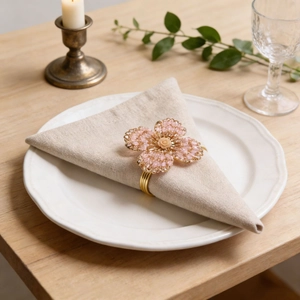 Serviettenring mit rosa Kristallperlen-Kleeblatt und Rose auf goldenem Metallband