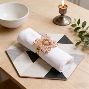 Details des pinkfarbenen Kristall-Serviettenrings mit vierblättrigem Kleeblatt und Rose