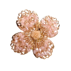 Rosa Kristall Kleeblatt Serviettenring mit Rose und goldenem Metallgeflecht Dekor
