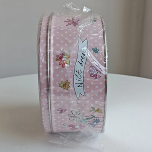 Vue détaillée de la boîte de Pâques rose à pois avec fleurs et texte NICE dream
