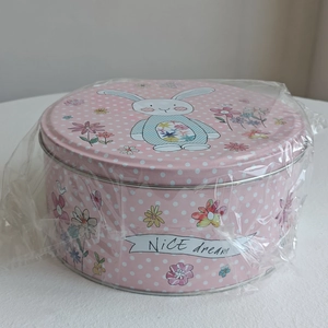 Détail d'une boîte de Pâques rose à pois avec motif lapin et texte NICE dream
