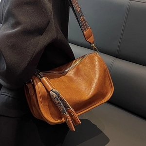 Sac bandoulière en cuir marron avec large sangle ethnique et détail gland