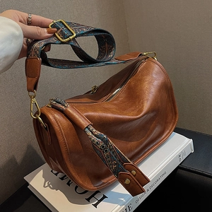 Sac oreiller vintage en similicuir marron avec large bandoulière à motifs géométriques